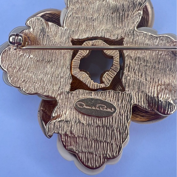Oscar de la Renta Vintage Maltese cross style resin and metal brooch - Picture 4 of 6